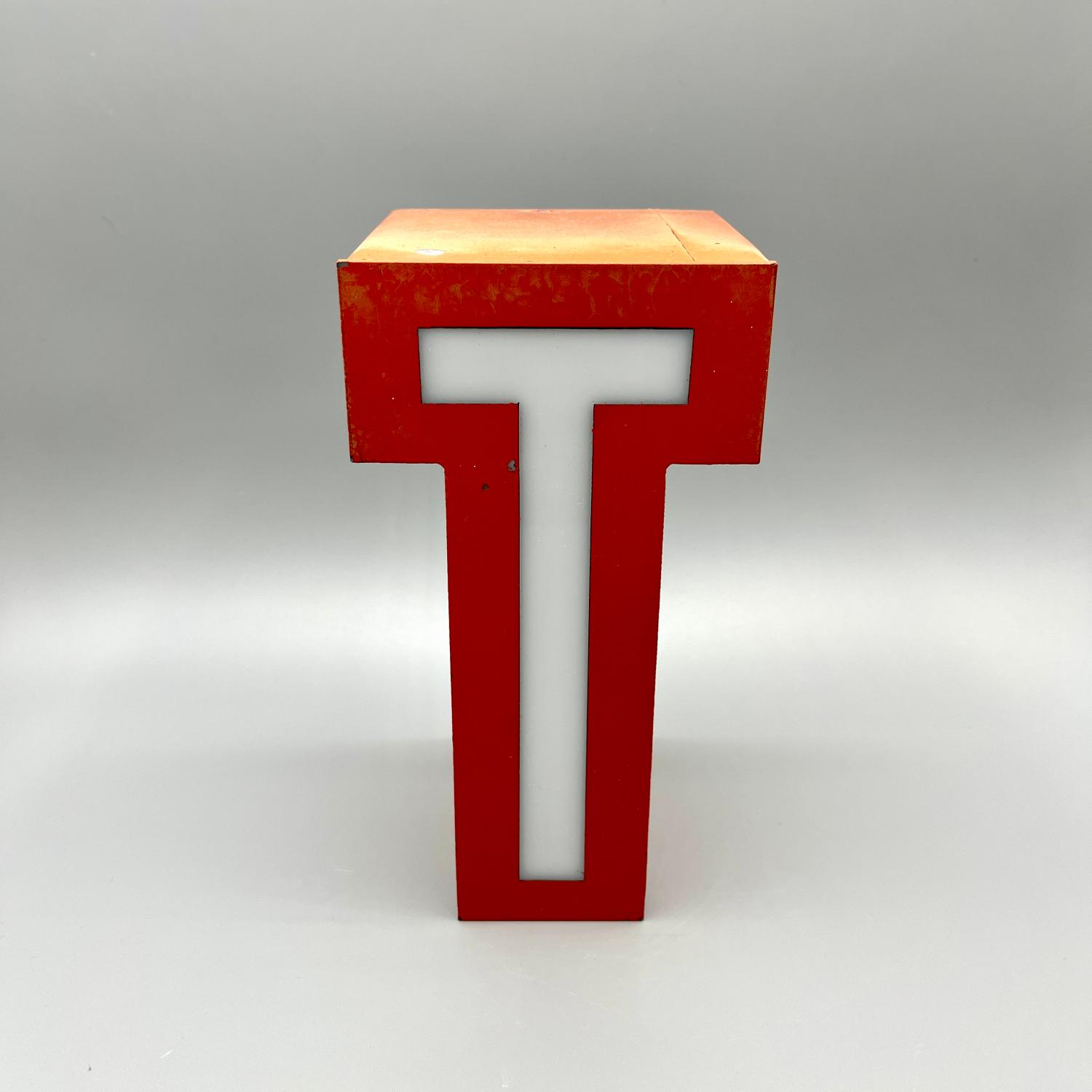 Vintage Buchstabe -T- Rot Acryl 20 cm Leuchtbuchstabe
