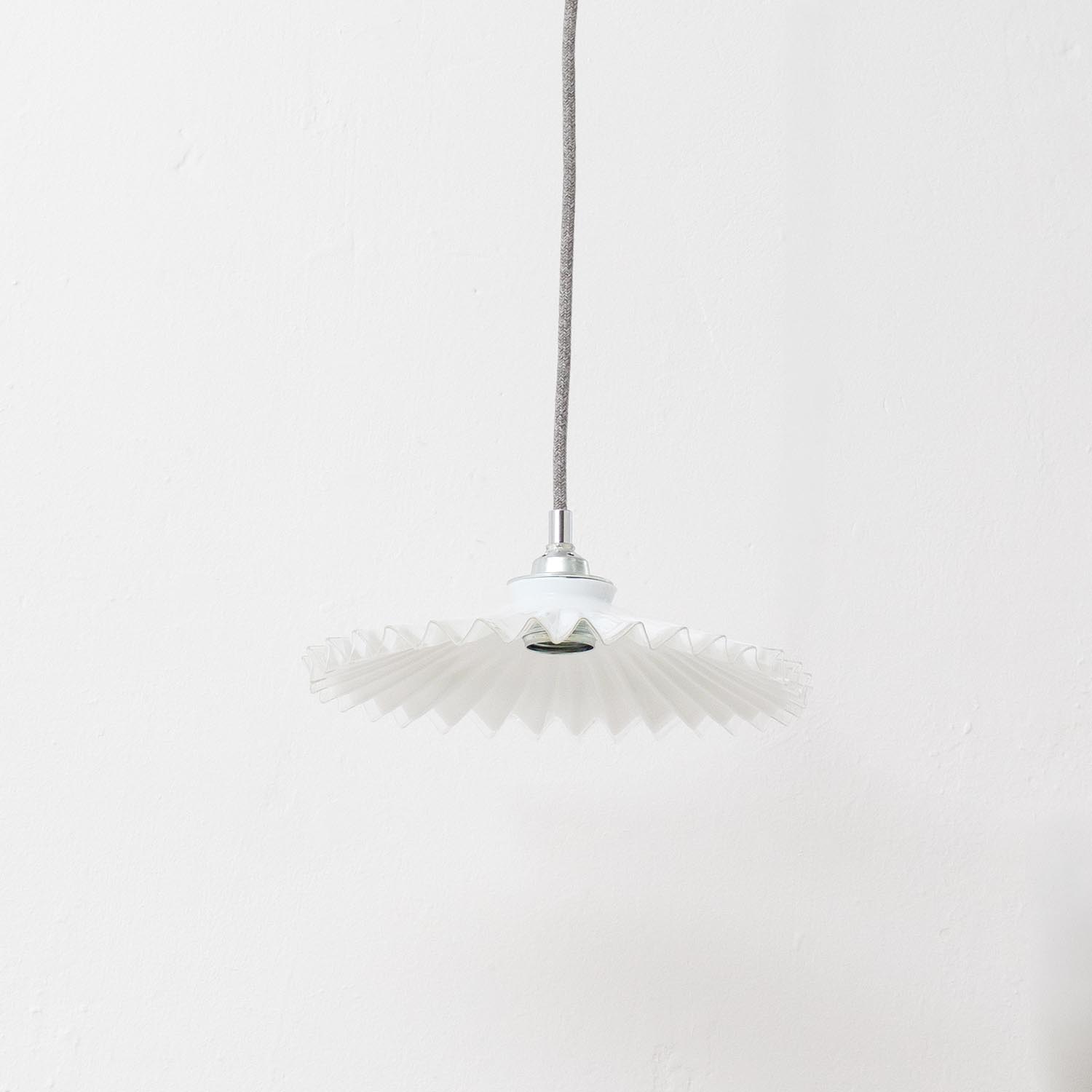 Alte französische Zick-Zack Glas Hängelampe von 1930 Ø 26 cm Art-Déco Opalglas