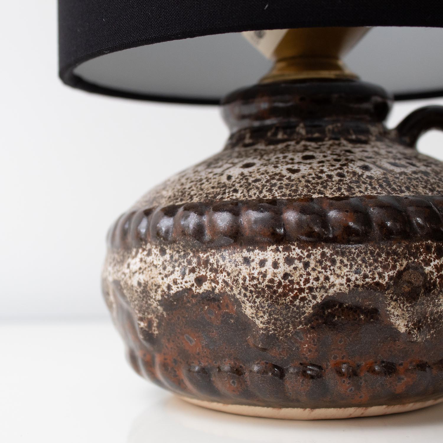 Kleine vintage midcentury Keramik Tischlampe mit schwarzem Stoffschirm