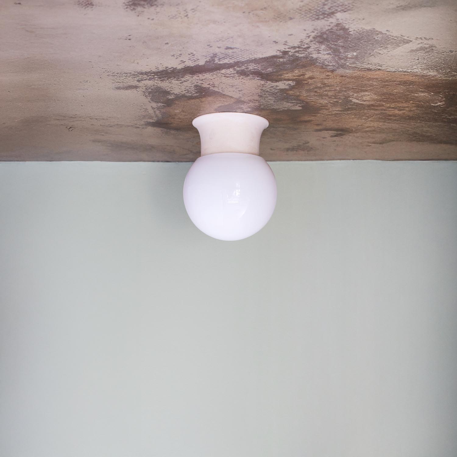 Mini weiße Opalglas Kugel Deckenlampe Bauhaus Ø 12 cm Bakelit