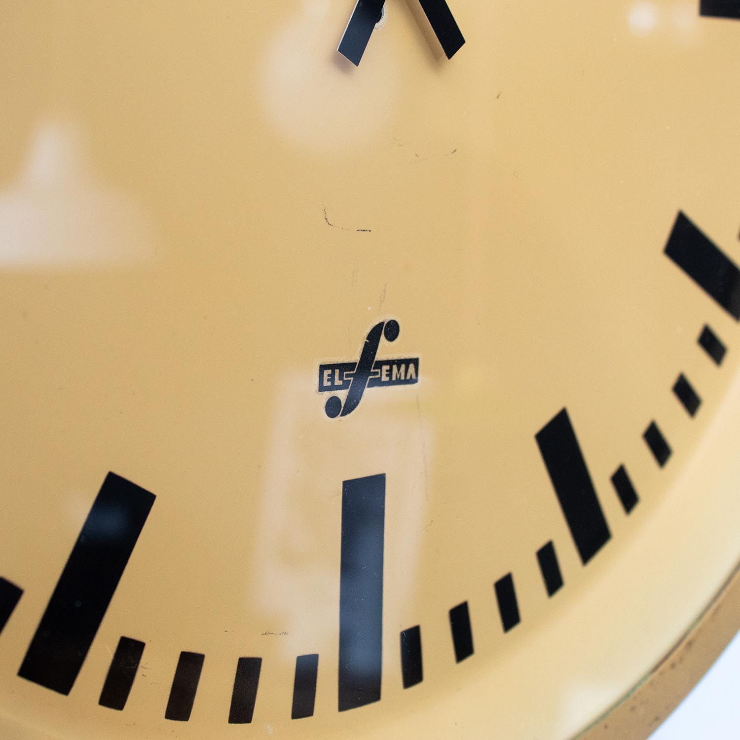 Alte ELFEMA Fabrikuhr Sandbeige Hammerschlag Ø 37 cm Wanduhr, ehem. DDR
