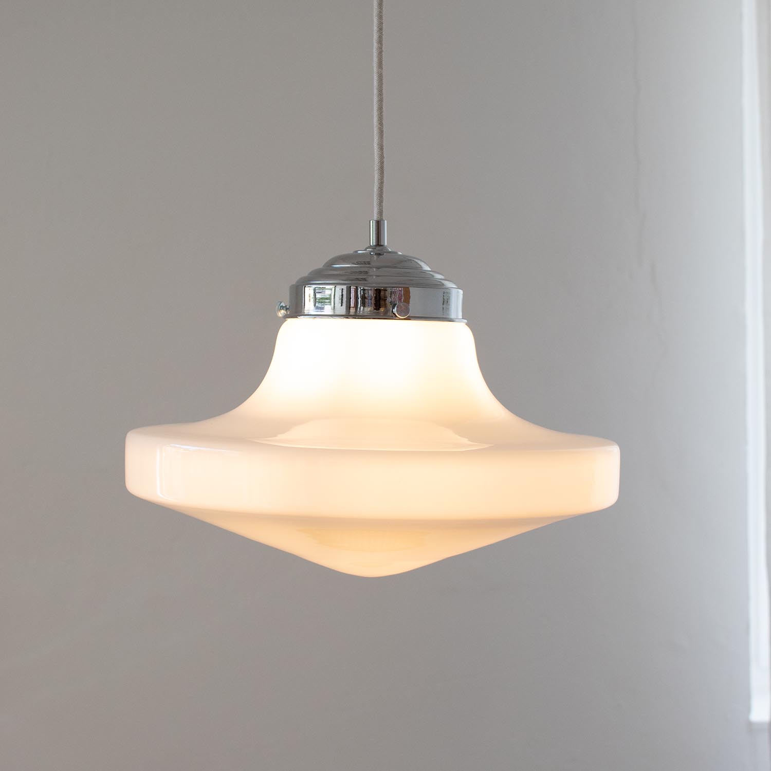 Sehr alte Art-Déco weiße Kreisel Opalglas Hängelampe Ø 34 cm