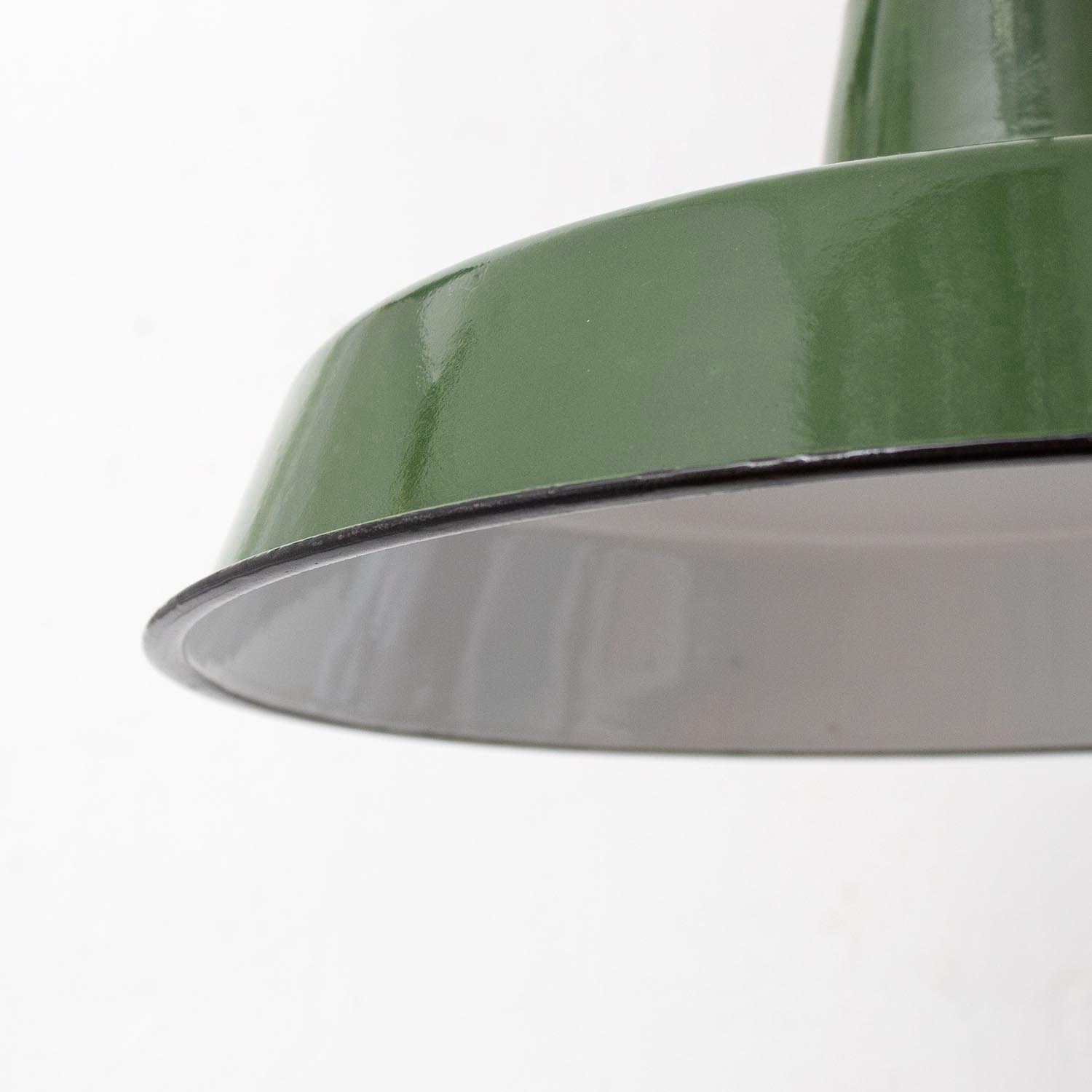 Vintage dunkelgrüne emaillierte Fabriklampe Ø 44 cm