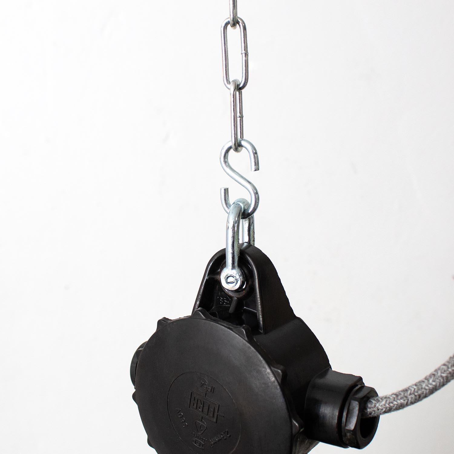 Alte große schwarze LBL Emaille Industrielampe Ø 47 cm aus der ehemaligen DDR Bauhaus