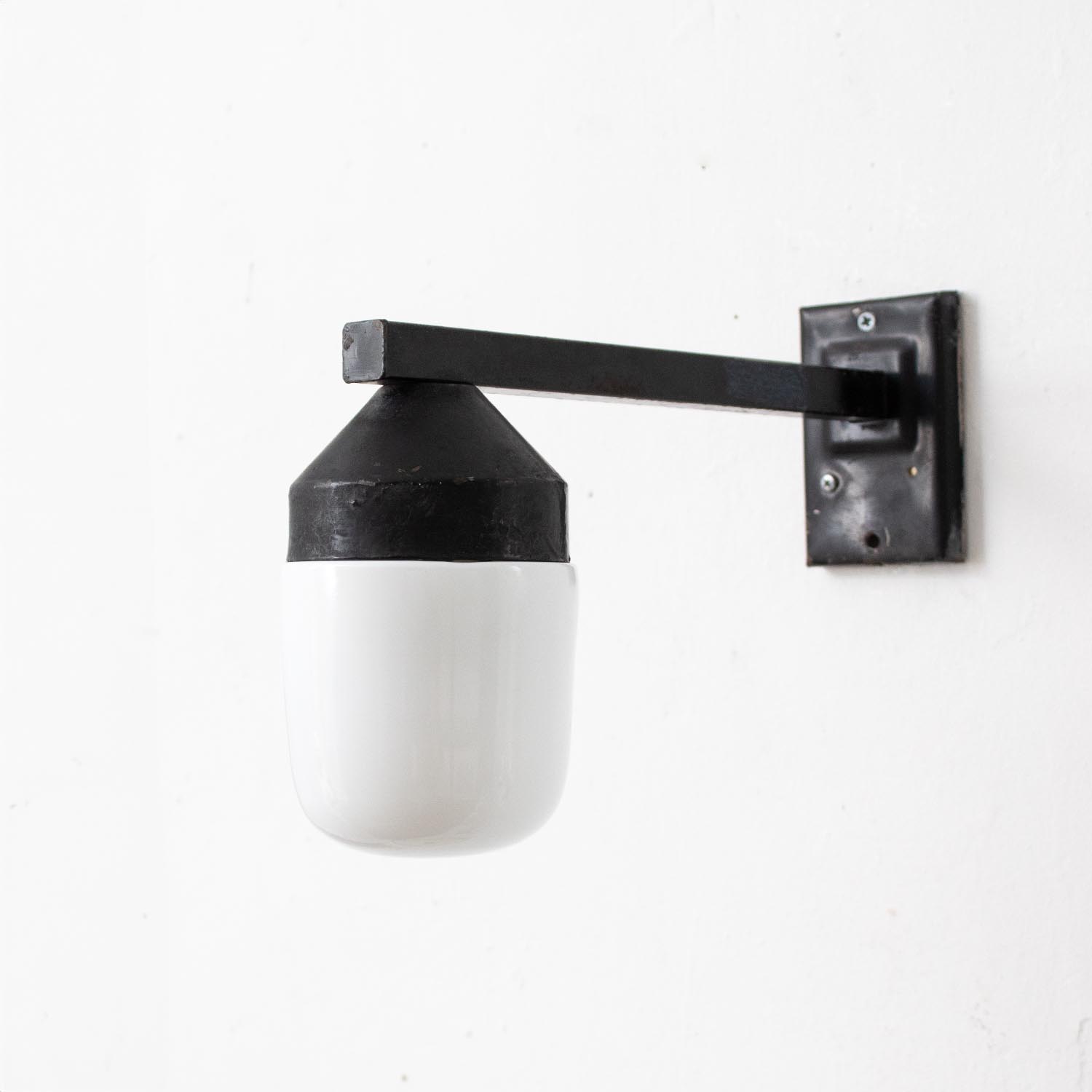 Industrial Ausleger Wandlampe Eisen Opalglas 35 cm Industrial Ausleger Wandlampe Eisen Opalglas 35 cm