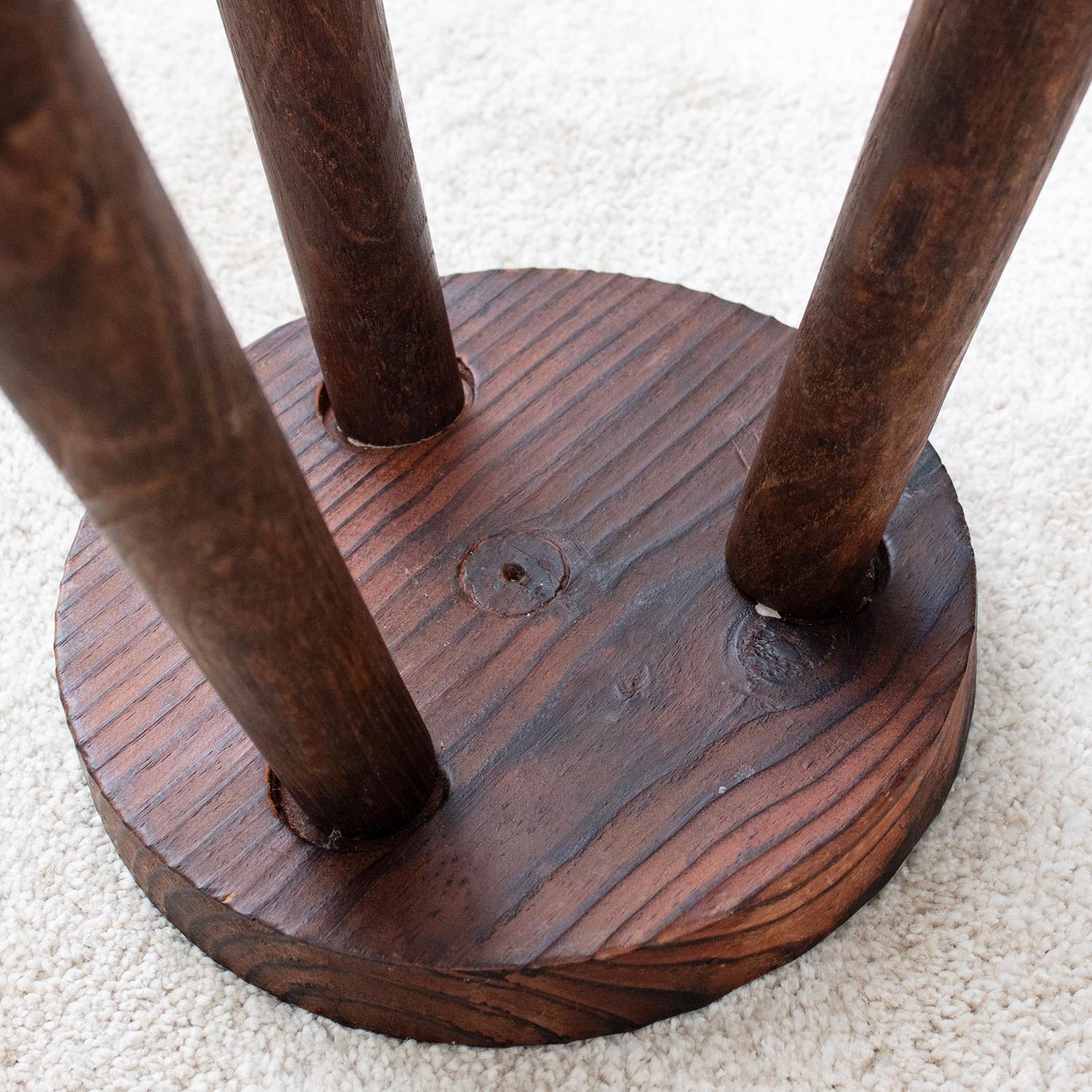 Kleiner Vintage Holz Schemel aus Frankreich Dreibein Beistelltisch