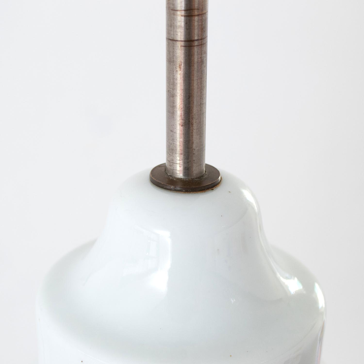 Bauhaus Art Déco Stableuchte – Opalglas Pendelleuchte am Metallstab (1920er / 1930er)