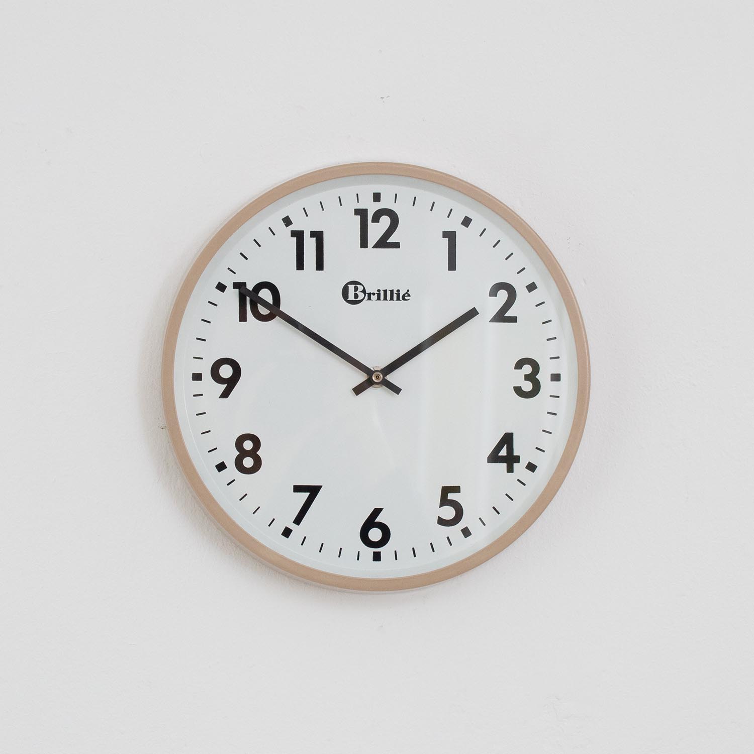 Vintage grau-beige BRILLIÉ Fabrikuhr Ø 26 cm aus Frankreich