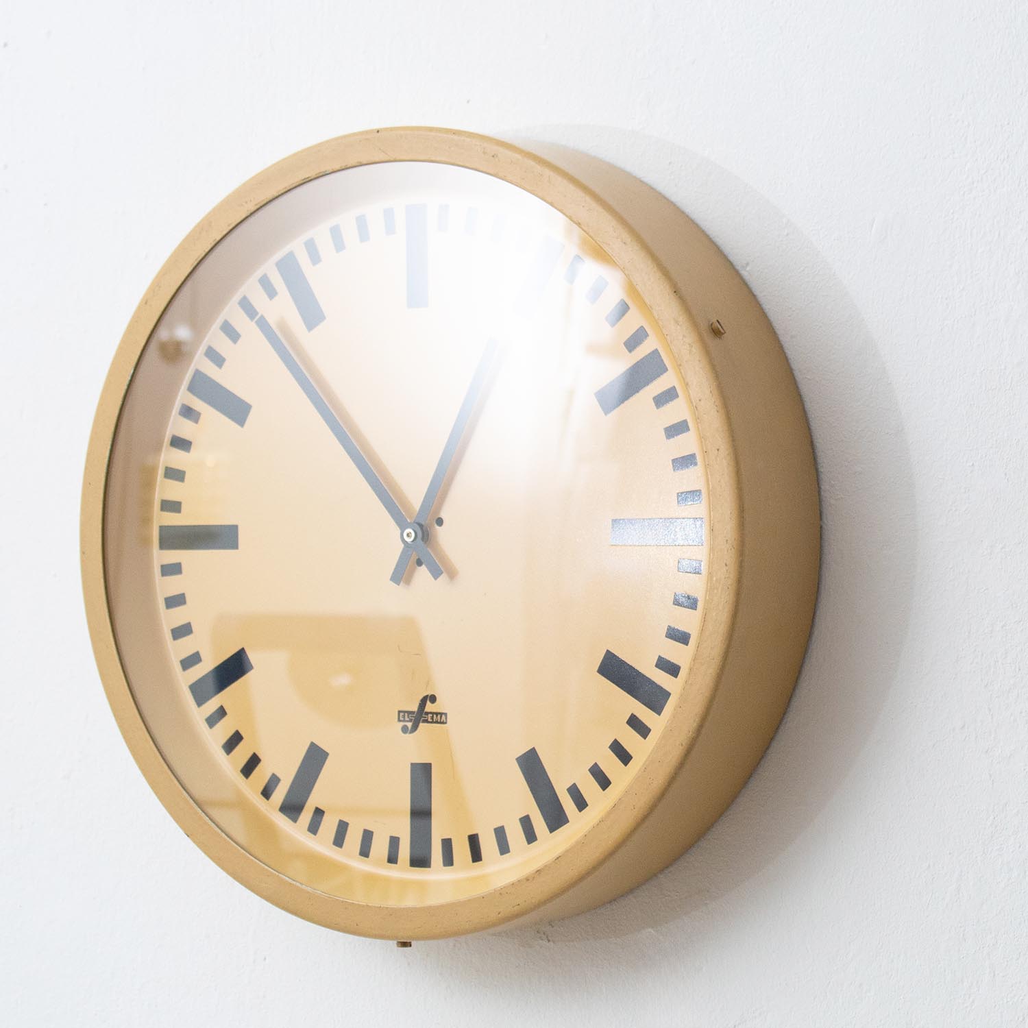 Alte ELFEMA Fabrikuhr Sandbeige Hammerschlag Ø 37 cm Wanduhr, ehem. DDR