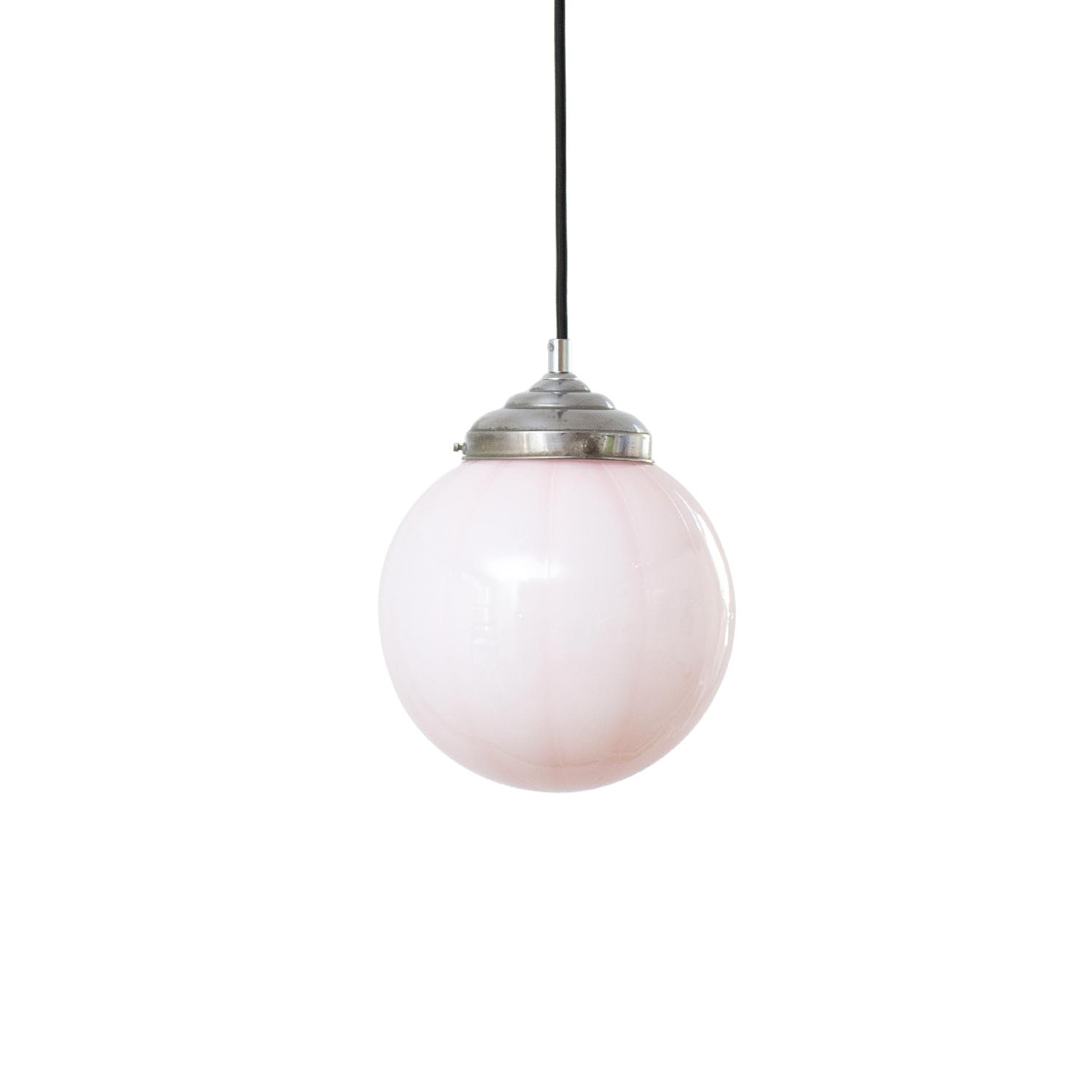 Art Déco Glaskugel Pendelleuchte – Altrosa / Zartrosa mit Rippenstruktur (1920er–1930er)