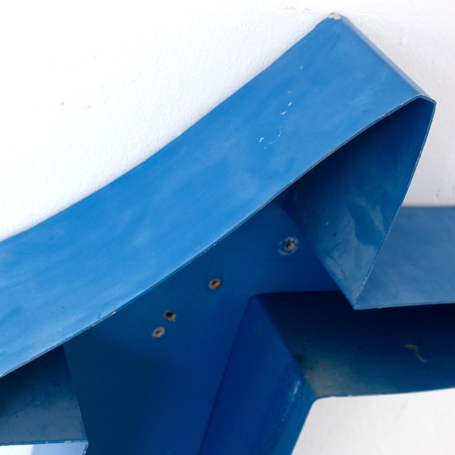 Vintage Metallbuchstabe „t“ – Blauer Leuchtreklame-Buchstabe z. B. als Wandregal (Industriedesign)