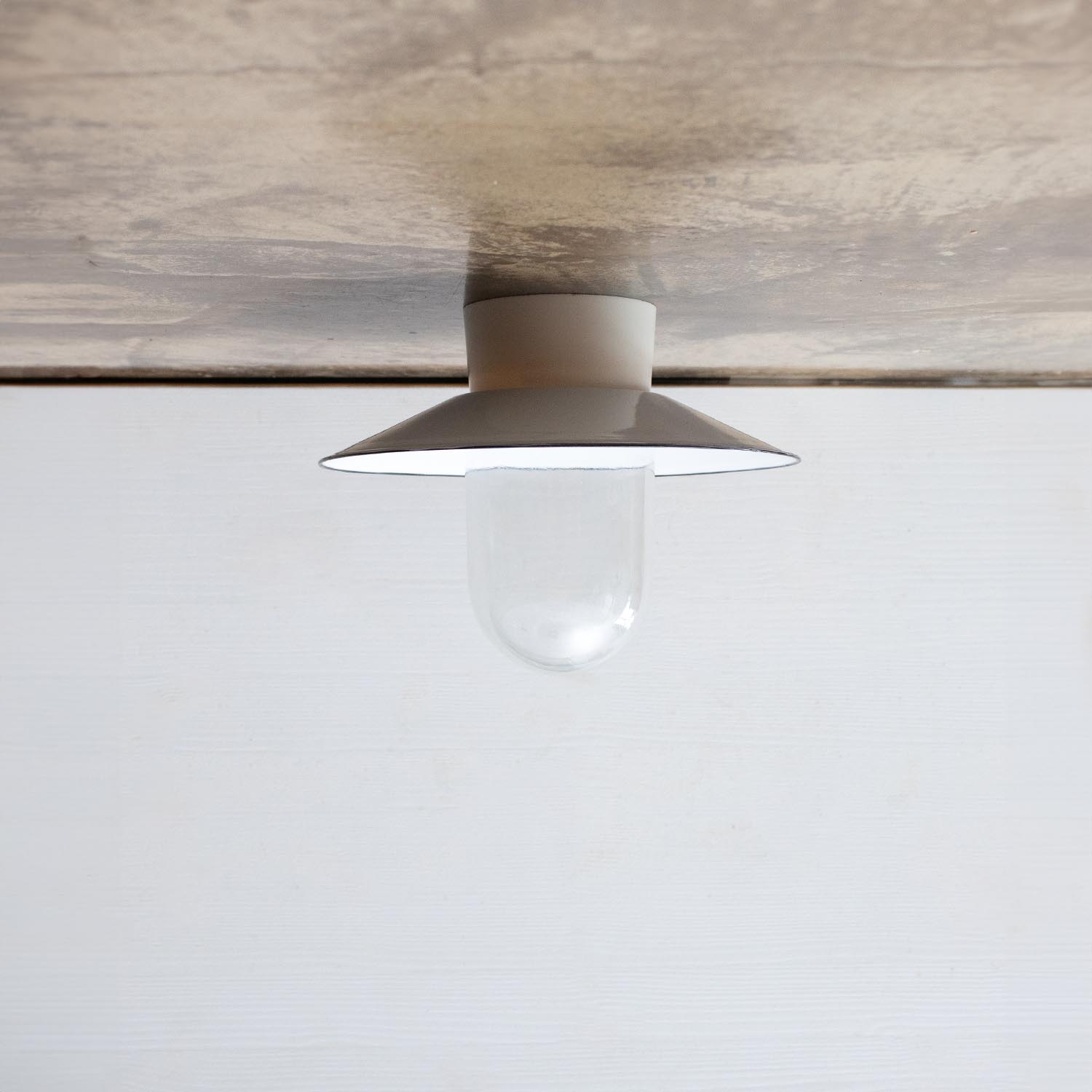 Vintage weiße Glaskolben Deckenlampe mit Emailleschirm Ø 24 cm Landhaus
