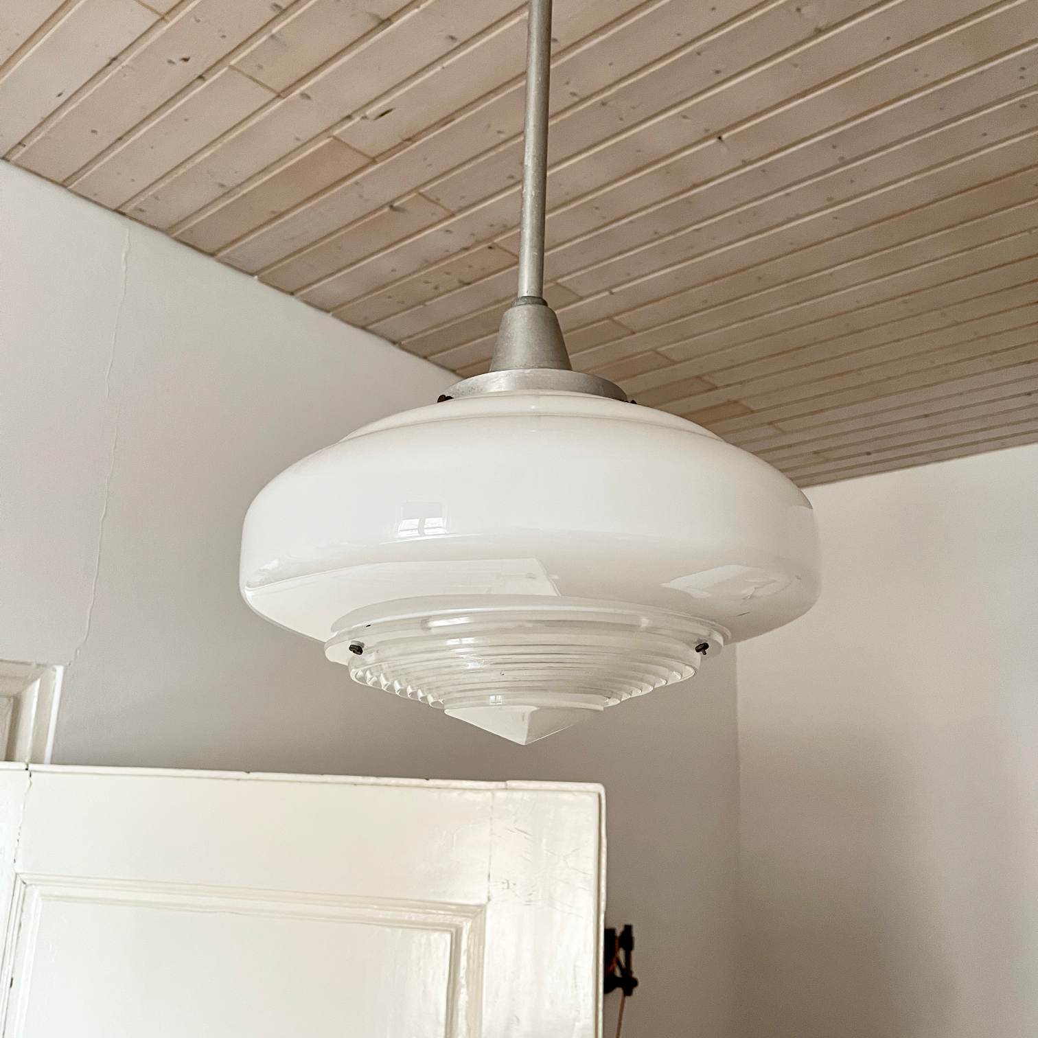 batch_IMG_2909 Art-Déco weiße Opalglas Deckenlampe Ø 35 cm aus Frankreich von 1920 Stableuchte