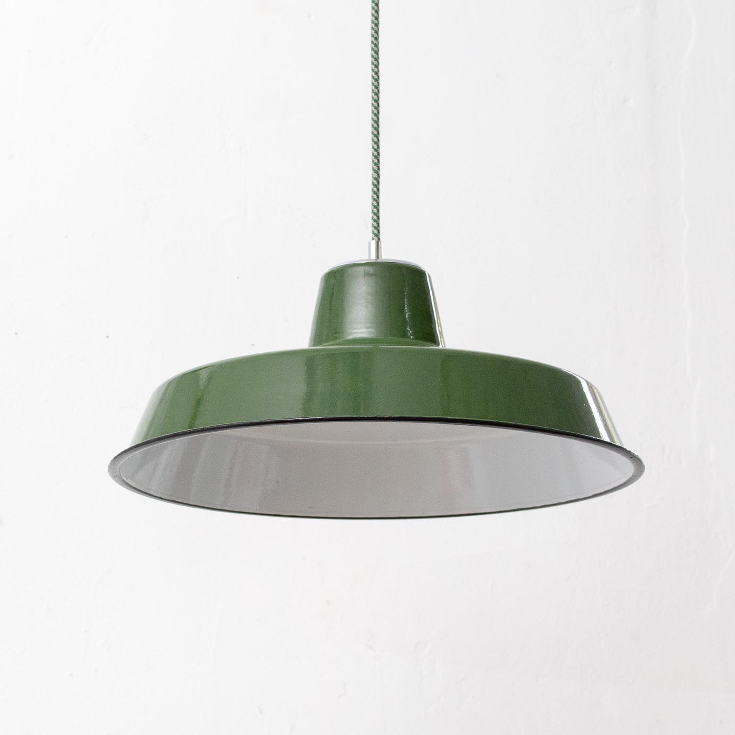 Vintage dunkelgrüne emaillierte Fabriklampe Ø 44 cm