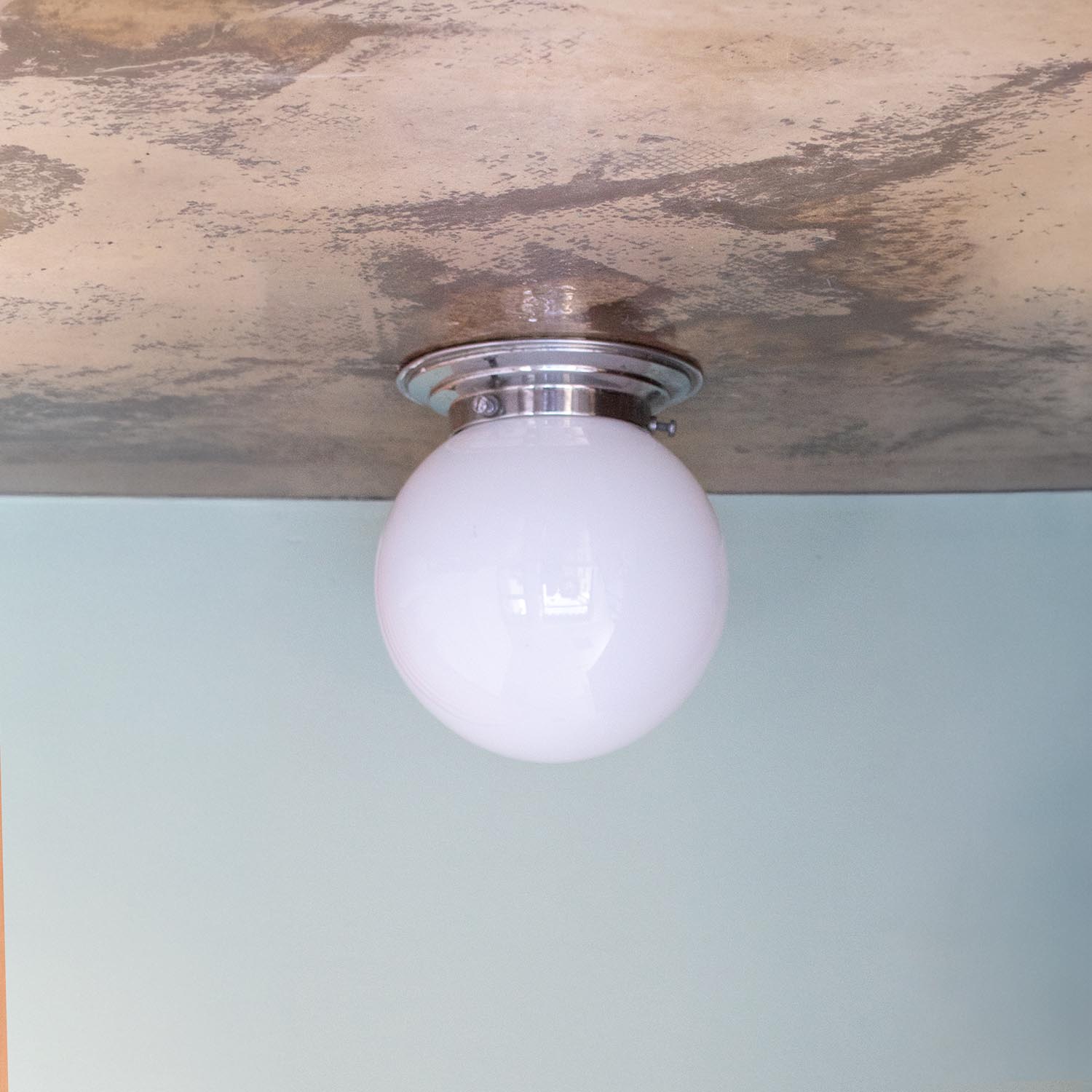 Alte Bauhaus Kugel Opalglas Deckenlampe aus Frankreich Ø 14 cm