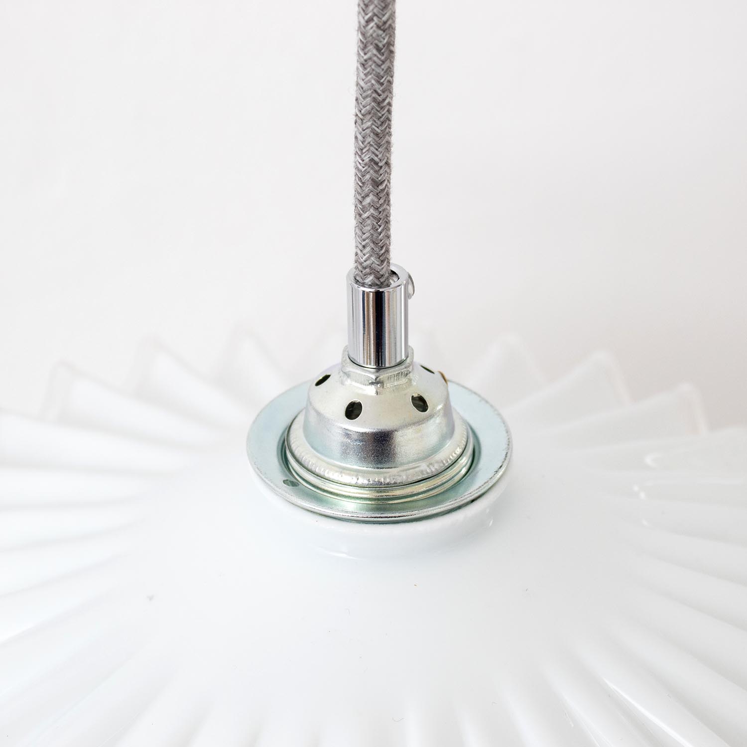 Alte französische Zick-Zack Glas Hängelampe von 1930 Ø 26 cm Art-Déco Opalglas