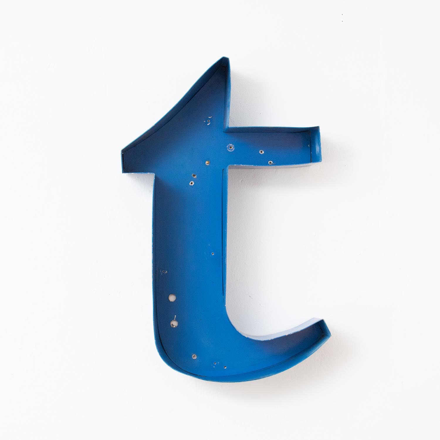 Vintage Metallbuchstabe „t“ – Blauer Leuchtreklame-Buchstabe z. B. als Wandregal (Industriedesign)