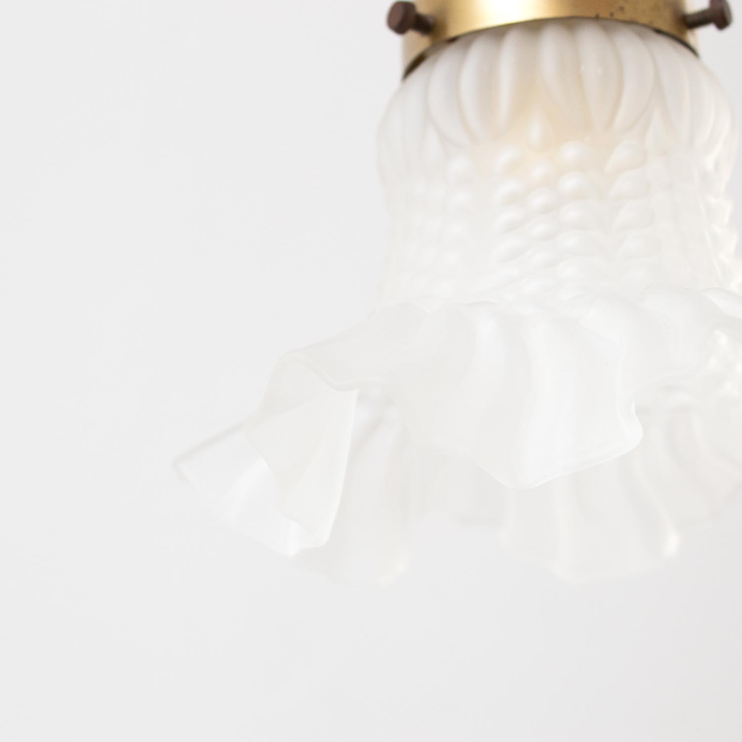 Zartes Jugendstil & Art Déco Milchglas-Lämpchen – Kleine Pendelleuchte mit Messingfassung