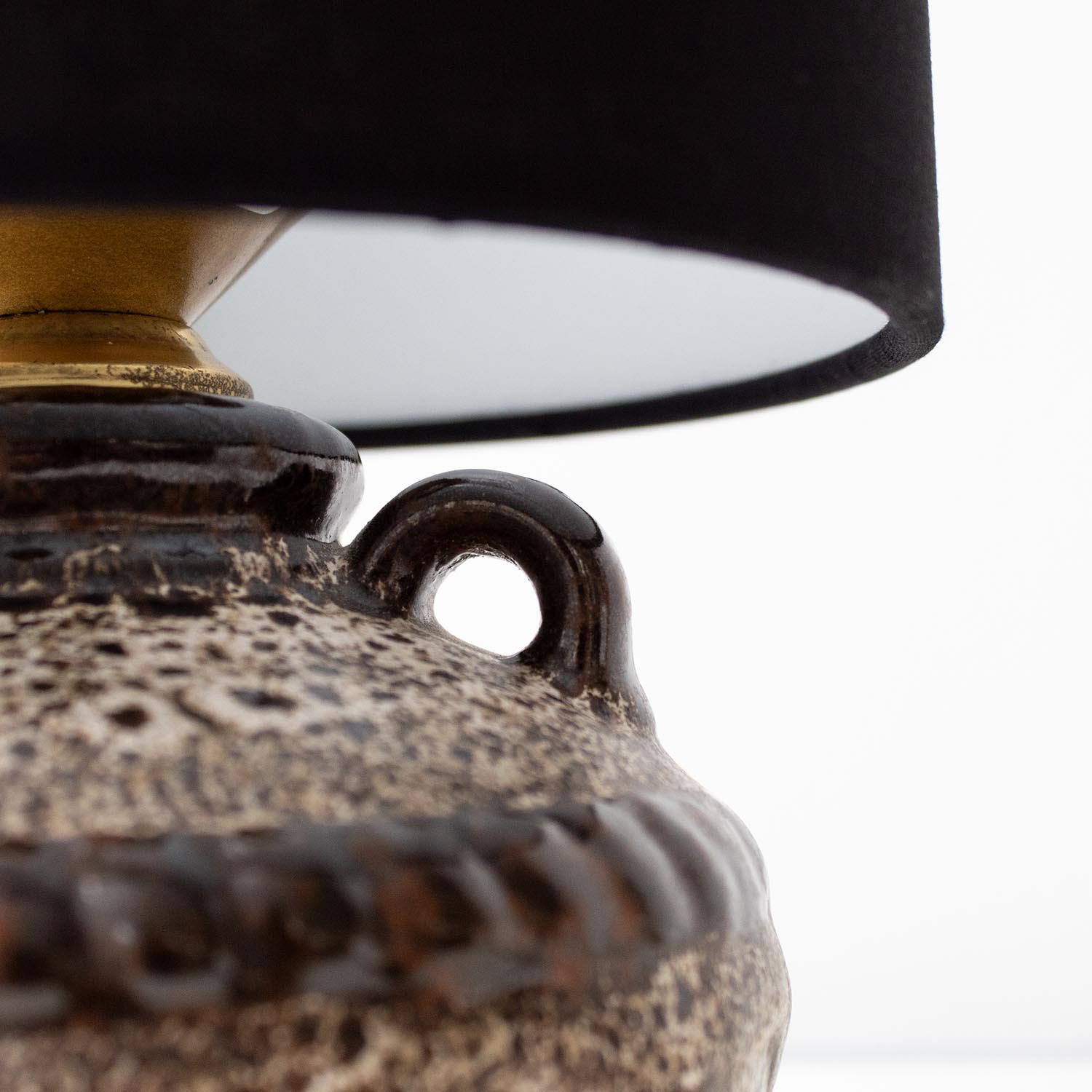 Kleine vintage midcentury Keramik Tischlampe mit schwarzem Stoffschirm