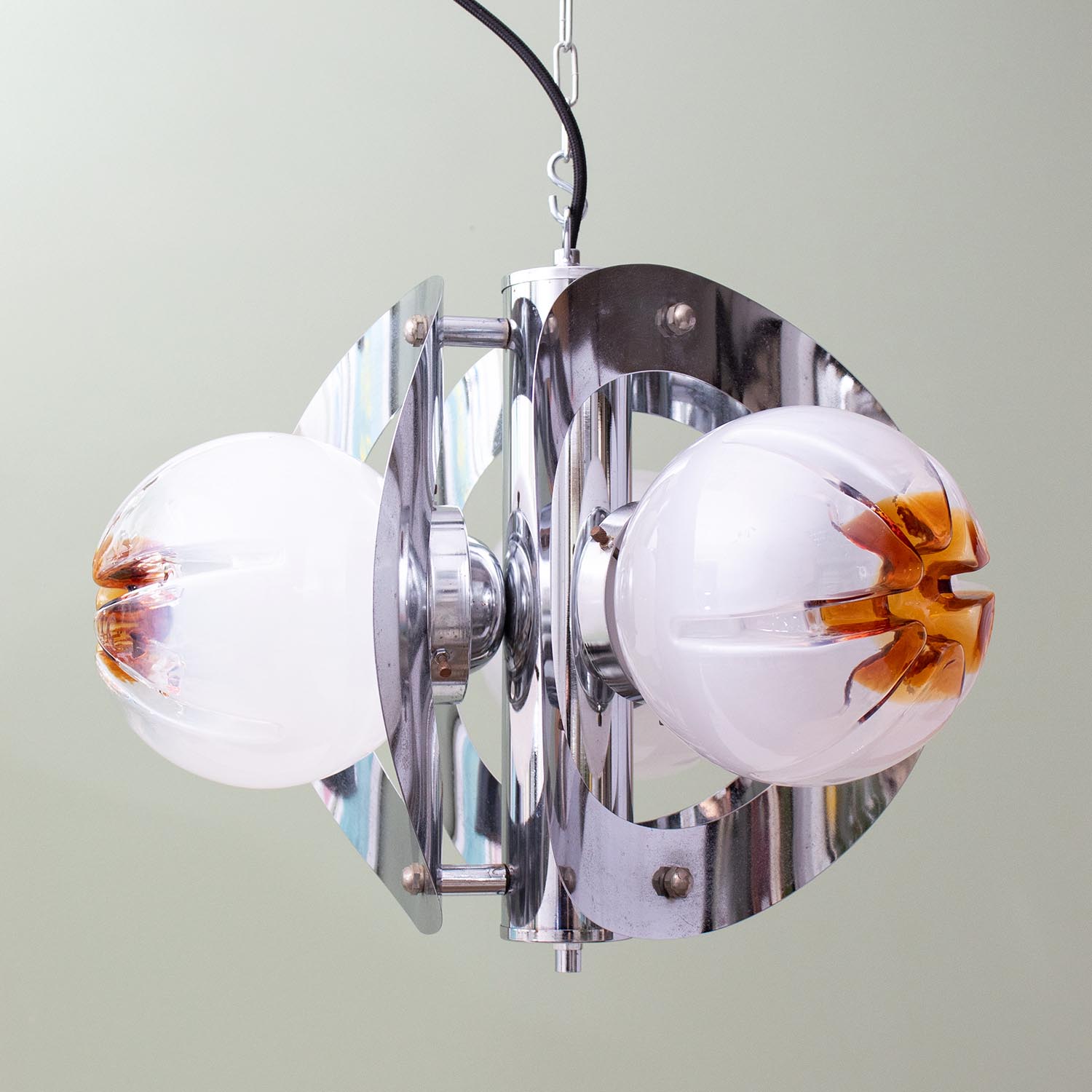 Stolzer midcentury 3-flammiger Murano Mezzega Glaskugel Leuchter Ø 38 cm