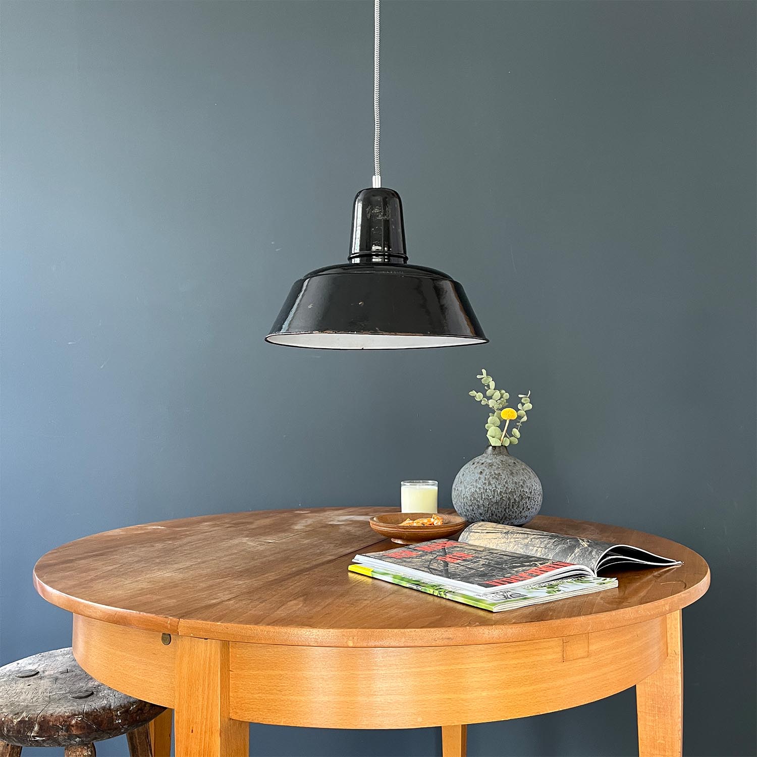 schwarze-Bauhaus-Lampe-berm-Esstisch Alte satt schwarze Bolich Bauhaus emaillierte Fabriklampe Ø 35 cm