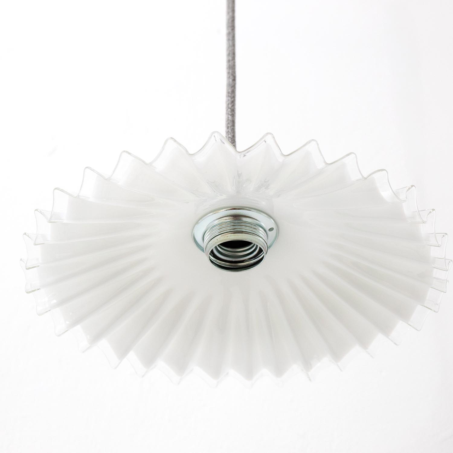 Alte französische Zick-Zack Glas Hängelampe von 1930 Ø 26 cm Art-Déco Opalglas