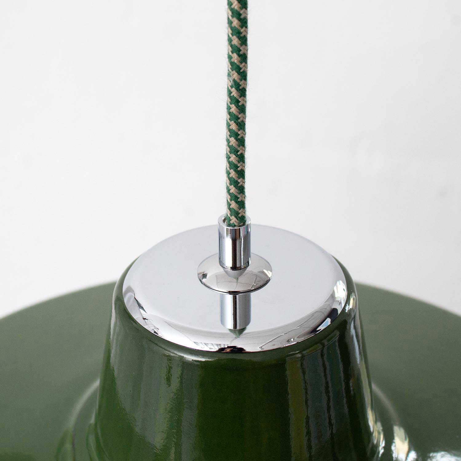 Vintage dunkelgrüne emaillierte Fabriklampe Ø 44 cm