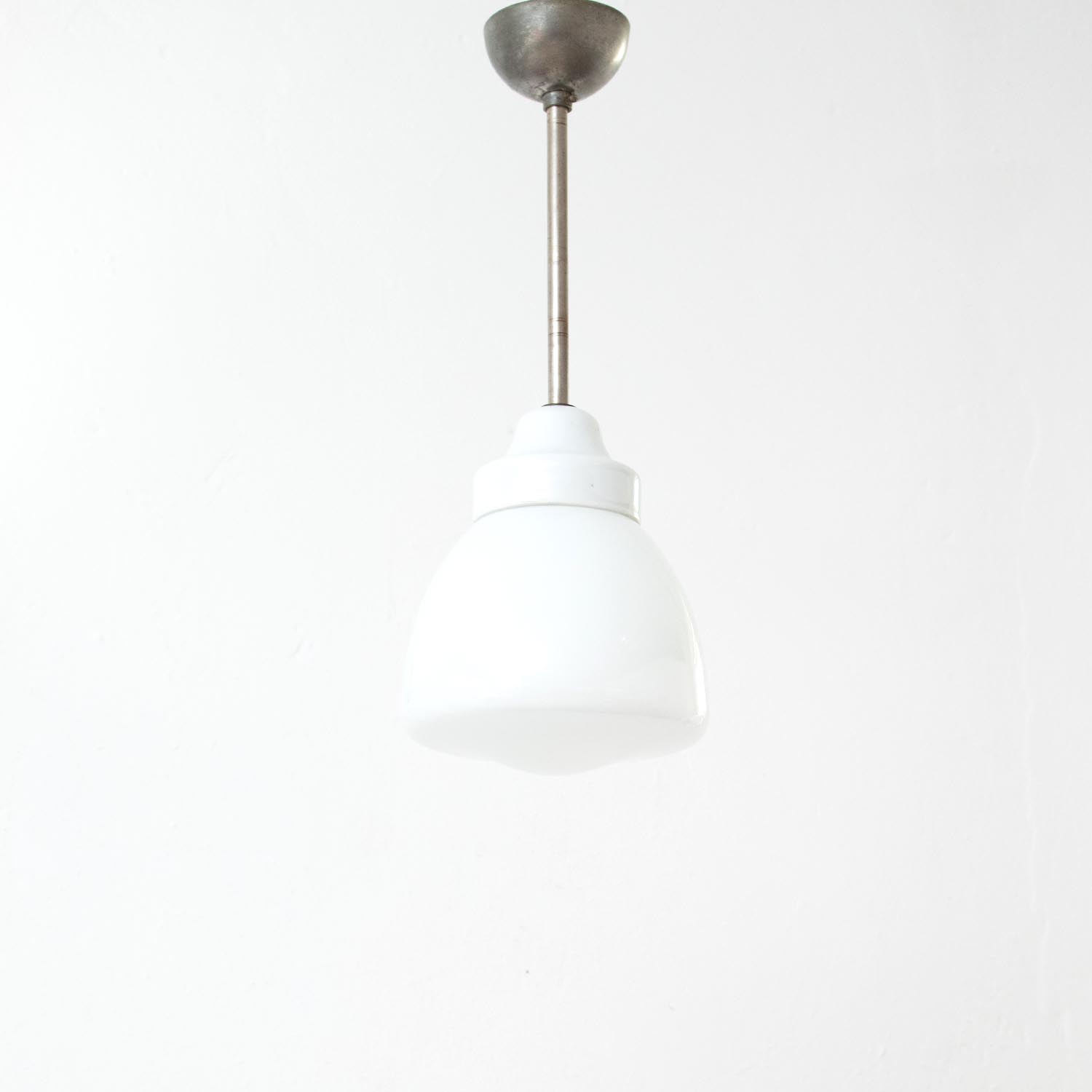 Bauhaus Art Déco Stableuchte – Opalglas Pendelleuchte am Metallstab (1920er / 1930er)