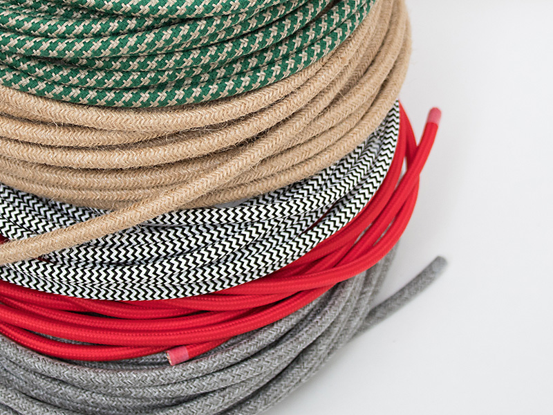 bunte Textilkabel Ein Stapel aus mehreren Ringen bunten Textilkabels