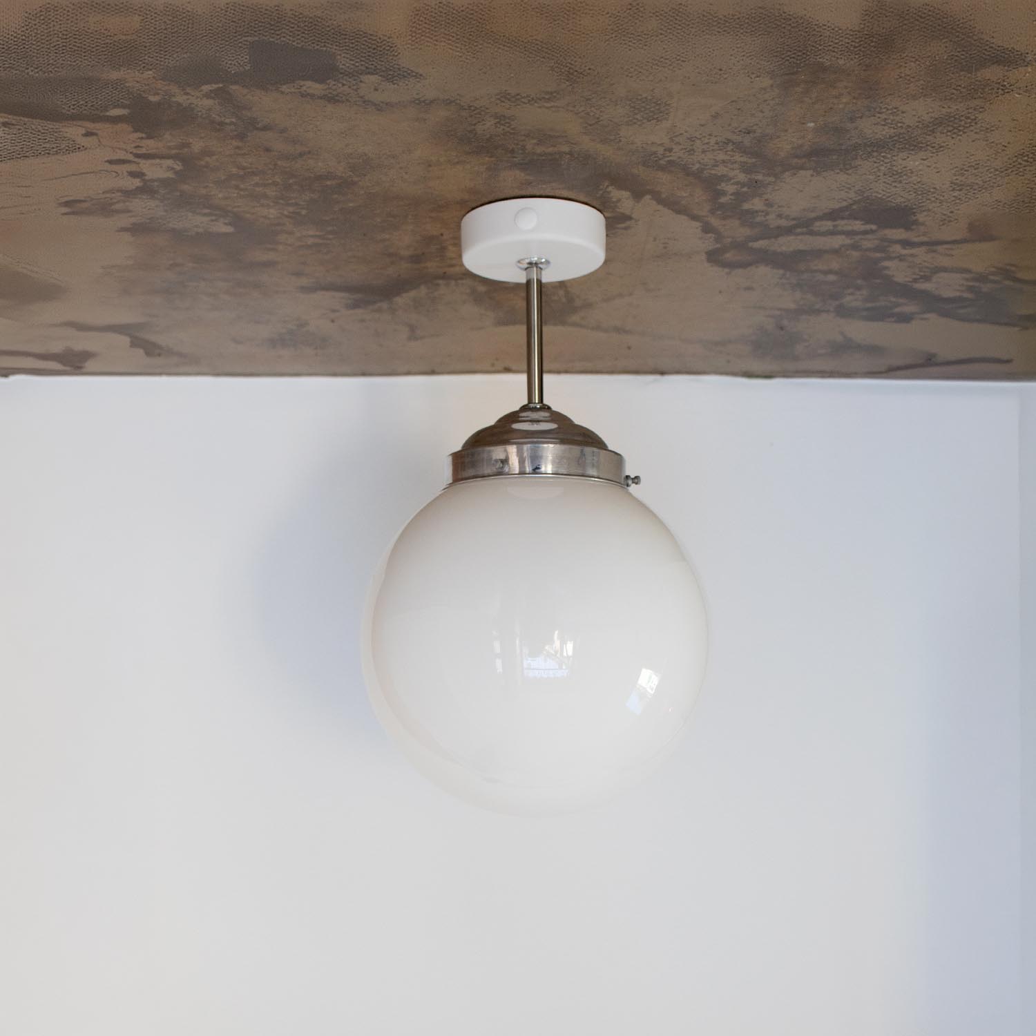 Alte Bauhaus Kugel Opalglas Deckenlampe aus Frankreich Ø 20 cm