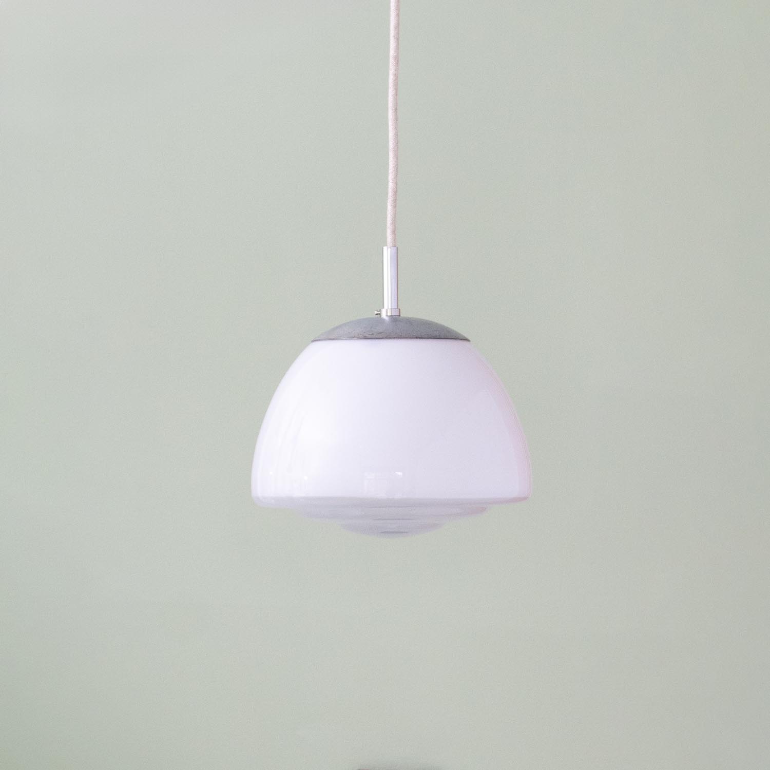 Sehr alte Art-Déco Opalglas Hängelampe getreppt Ø 22 cm Sehr alte Art-Déco Opalglas Hängelampe getreppt Ø 22 cm