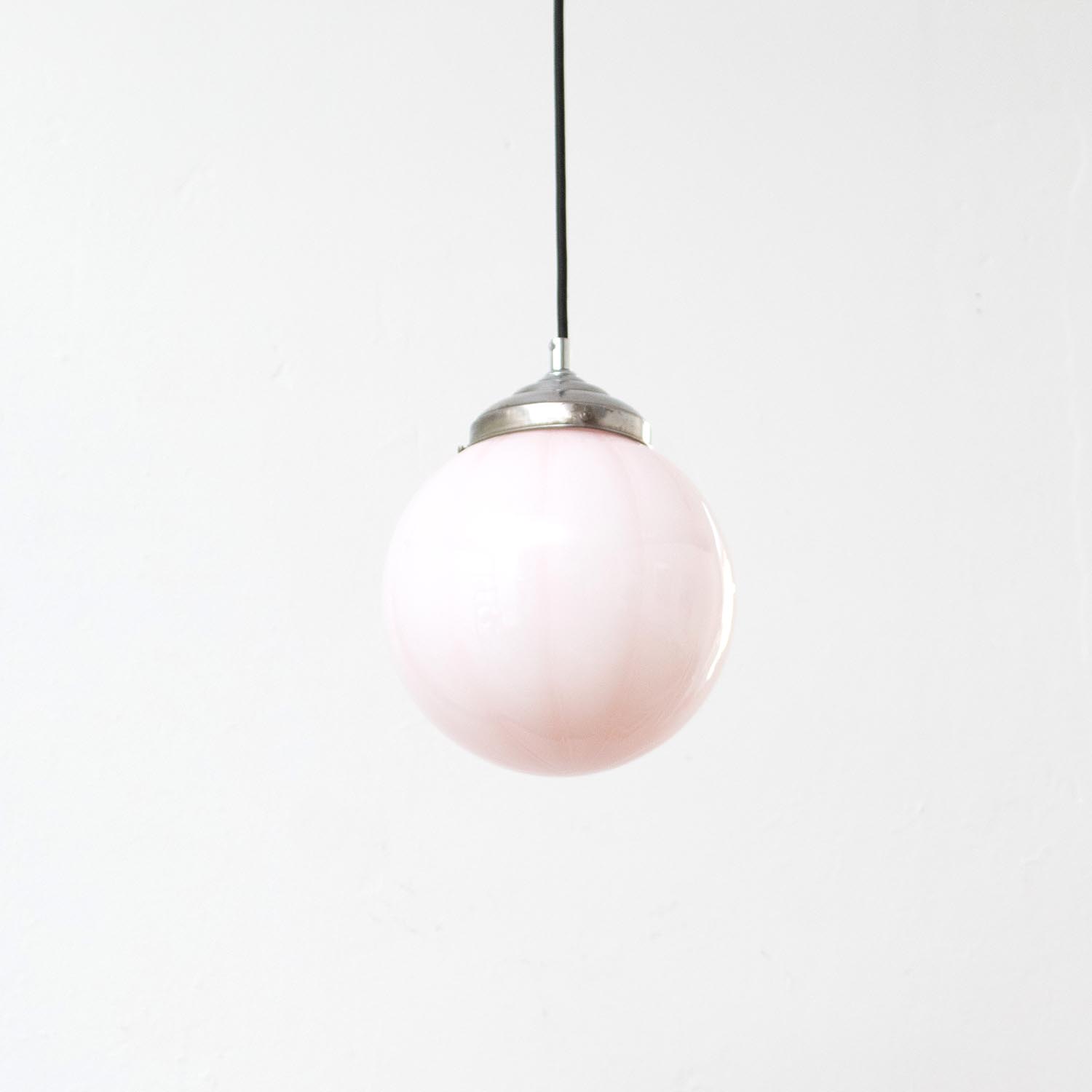 Art Déco Glaskugel Pendelleuchte – Altrosa / Zartrosa mit Rippenstruktur (1920er–1930er)