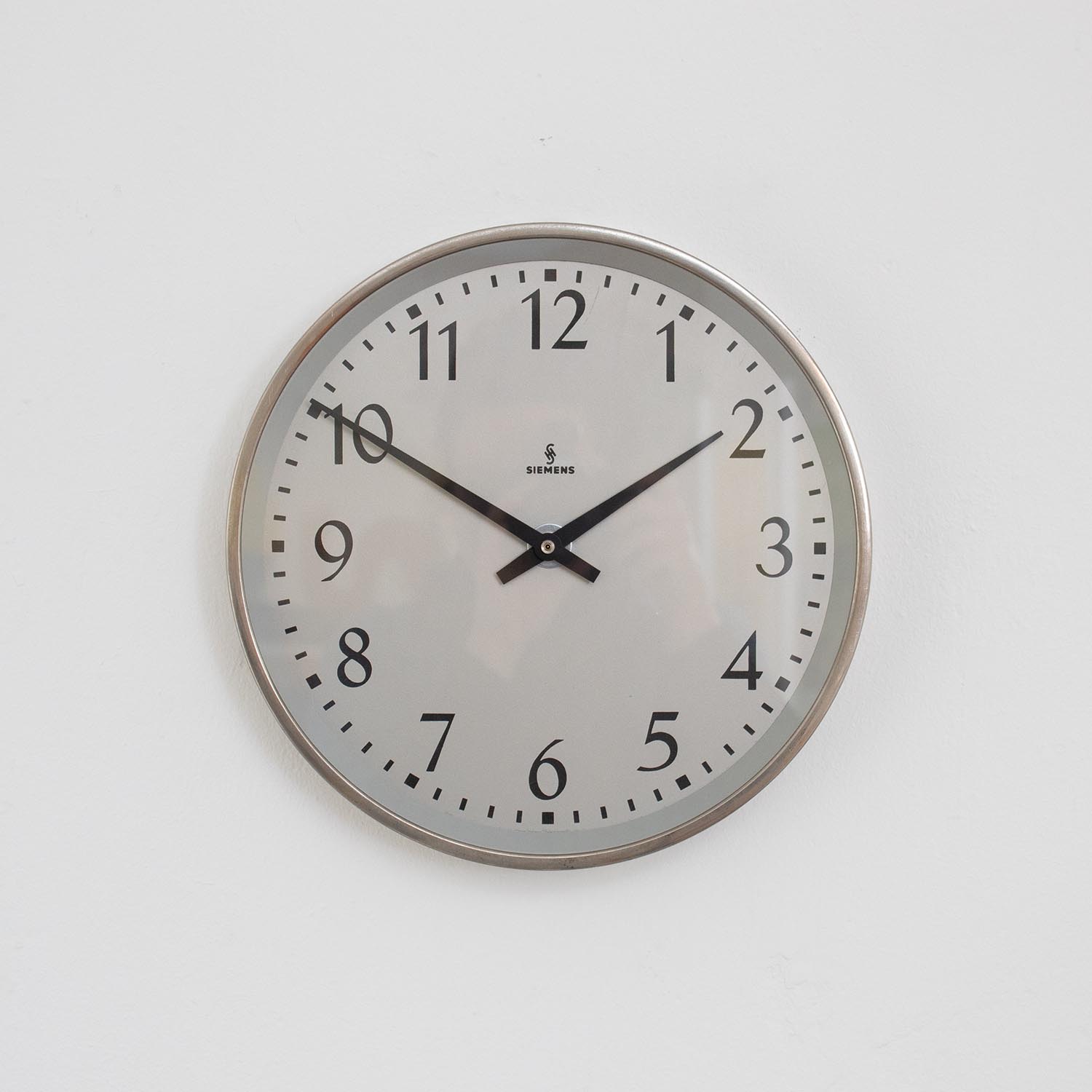 Minimalistische Siemens Fabrikuhr Wanduhr ø 28 cm von ca. 1950