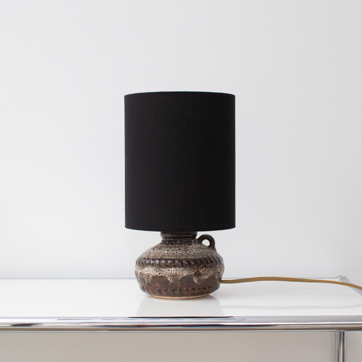 Kleine vintage midcentury Keramik Tischlampe mit schwarzem Stoffschirm
