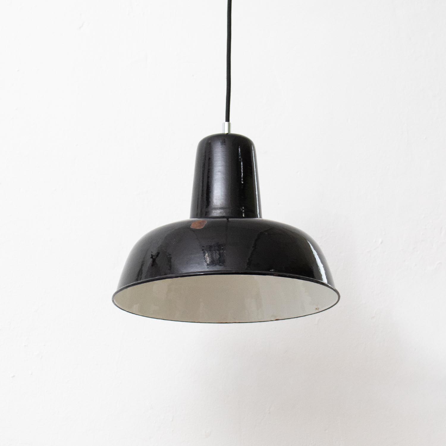 Alte satt schwarze Bauhaus Emaille Hängelampe Ø 30 cm