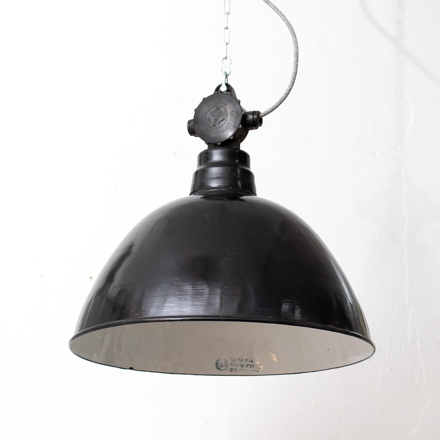 Alte große schwarze LBL Emaille Industrielampe Ø 47 cm aus der ehemaligen DDR Bauhaus