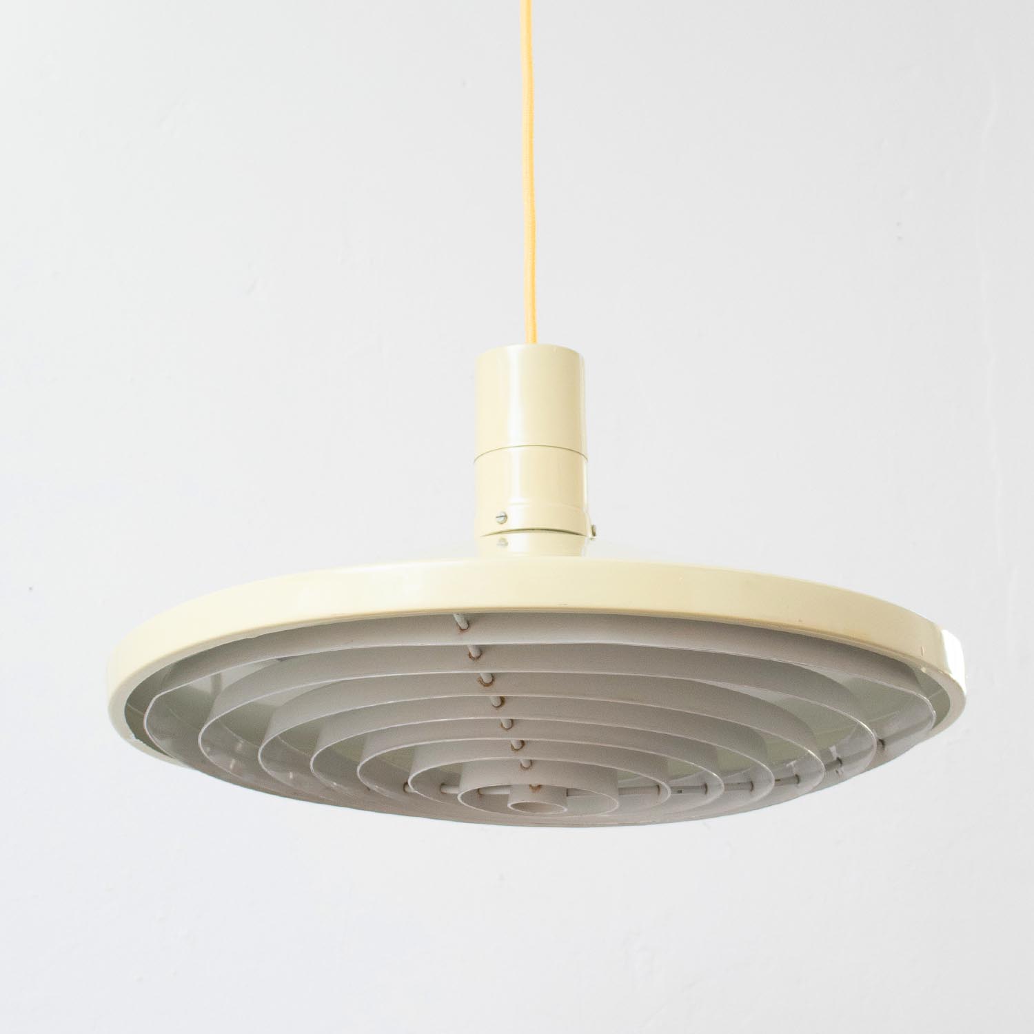 DDR Designklassiker große Pendelleuchte P 605 (Wolfgang Dyroff / PGH Halle) – Pastellgelb