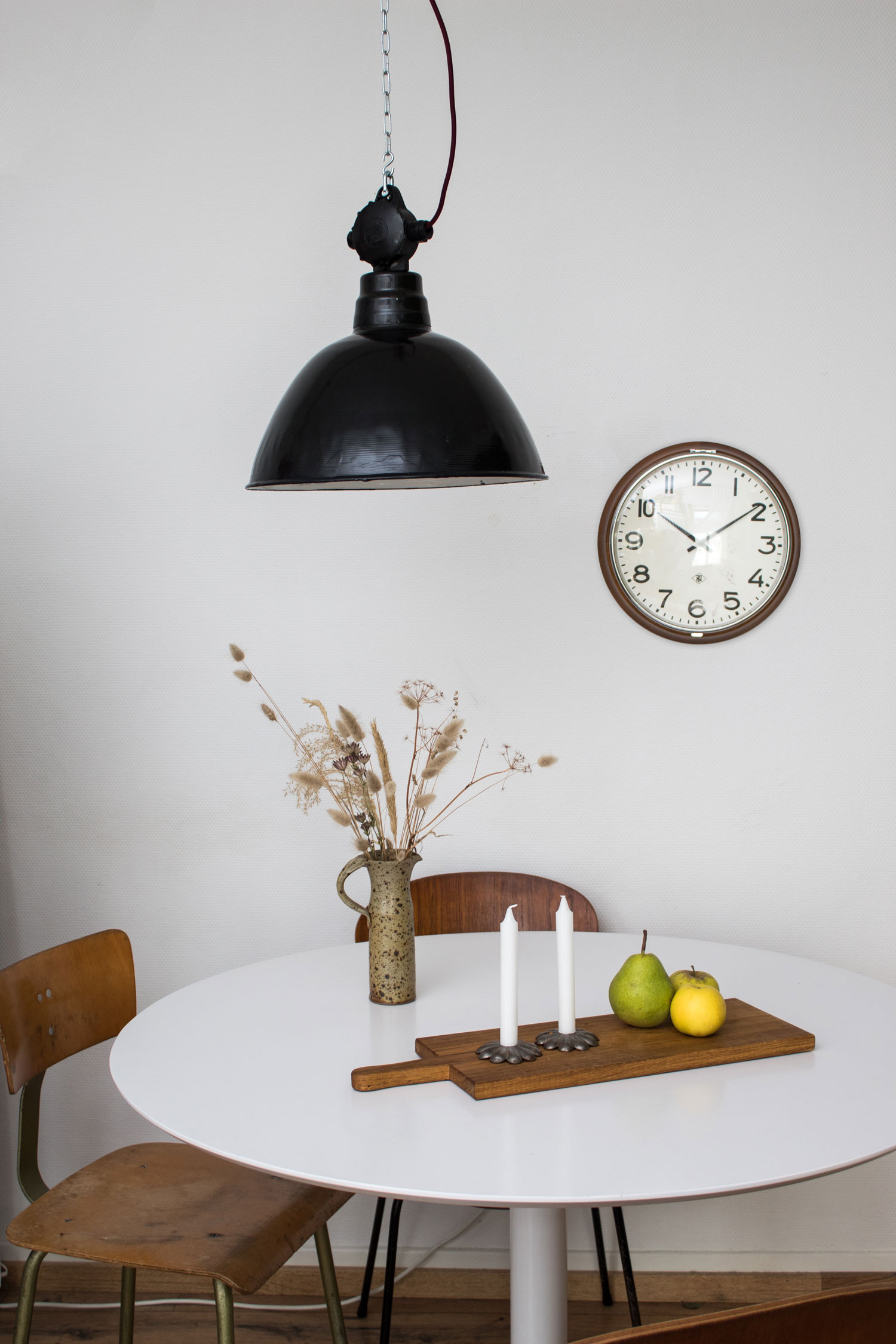 Alte große schwarze LBL Emaille Industrielampe Ø 47 cm aus der ehemaligen DDR Bauhaus