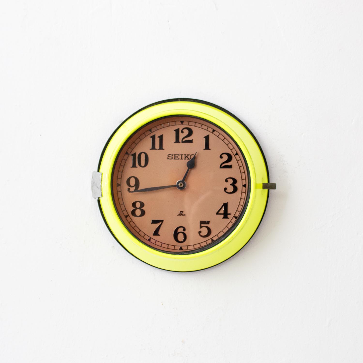 seiko-wanduhr-neon-gelb_01 SONDEREDITION: Vintage SEIKO Wanduhr Neon Gelb Ø 22 cm Schiffsuhr