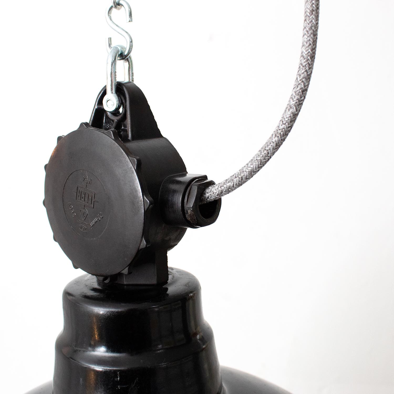 Alte große schwarze LBL Emaille Industrielampe Ø 47 cm aus der ehemaligen DDR Bauhaus