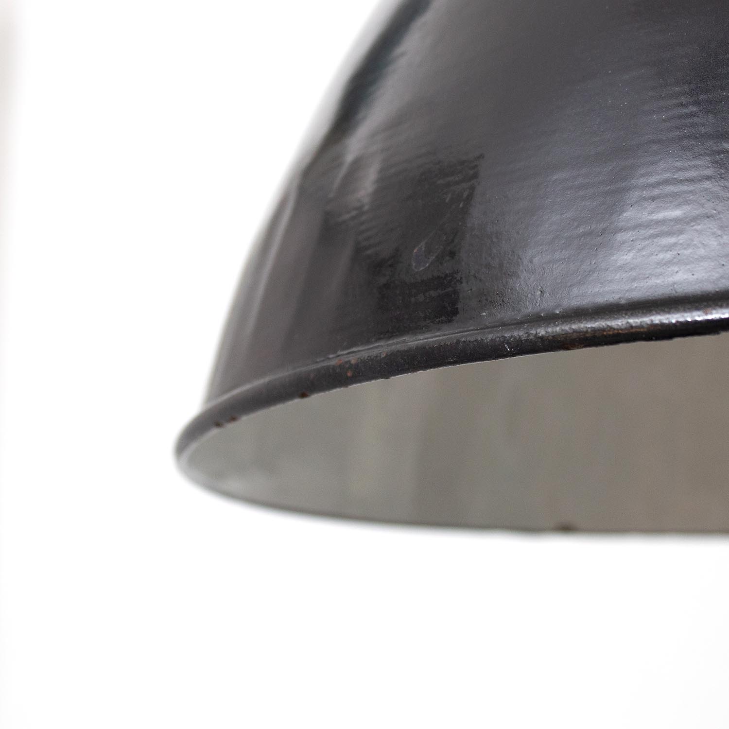 Alte große schwarze LBL Emaille Industrielampe Ø 47 cm aus der ehemaligen DDR Bauhaus