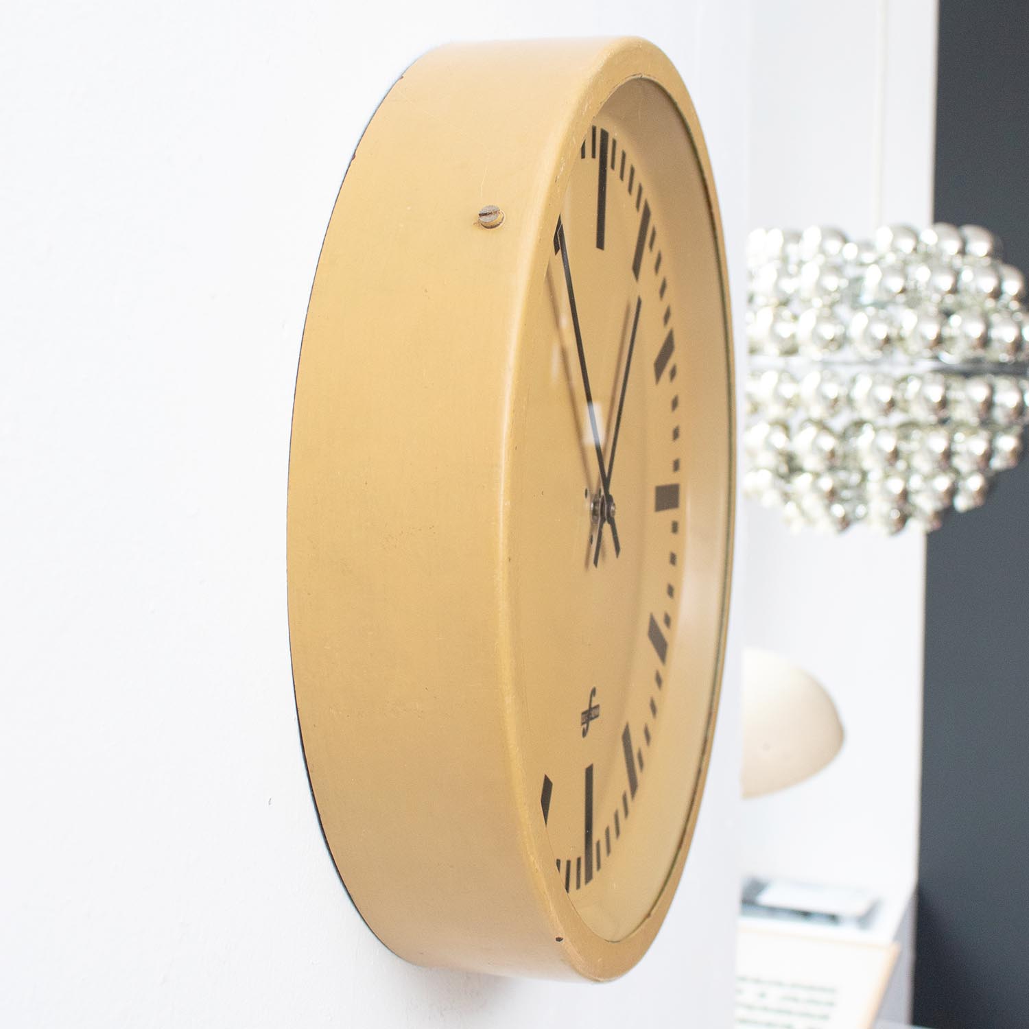 Alte ELFEMA Fabrikuhr Sandbeige Hammerschlag Ø 37 cm Wanduhr, ehem. DDR