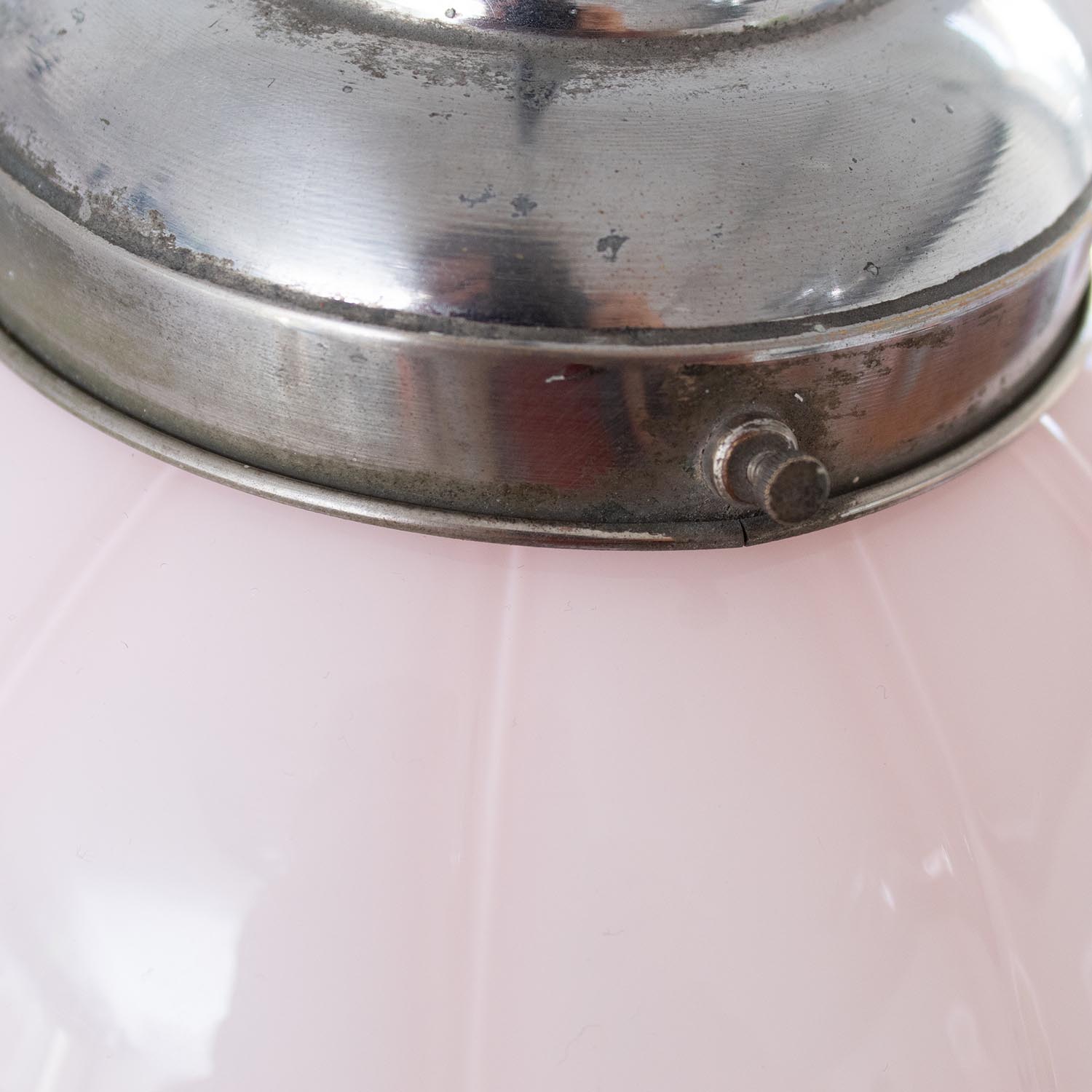 Art Déco Glaskugel Pendelleuchte – Altrosa / Zartrosa mit Rippenstruktur (1920er–1930er)