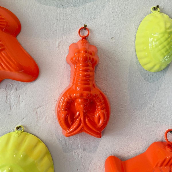 Léon der Neon-Orange Lobster Klein | Wand-Objekt | Neons by JØLG